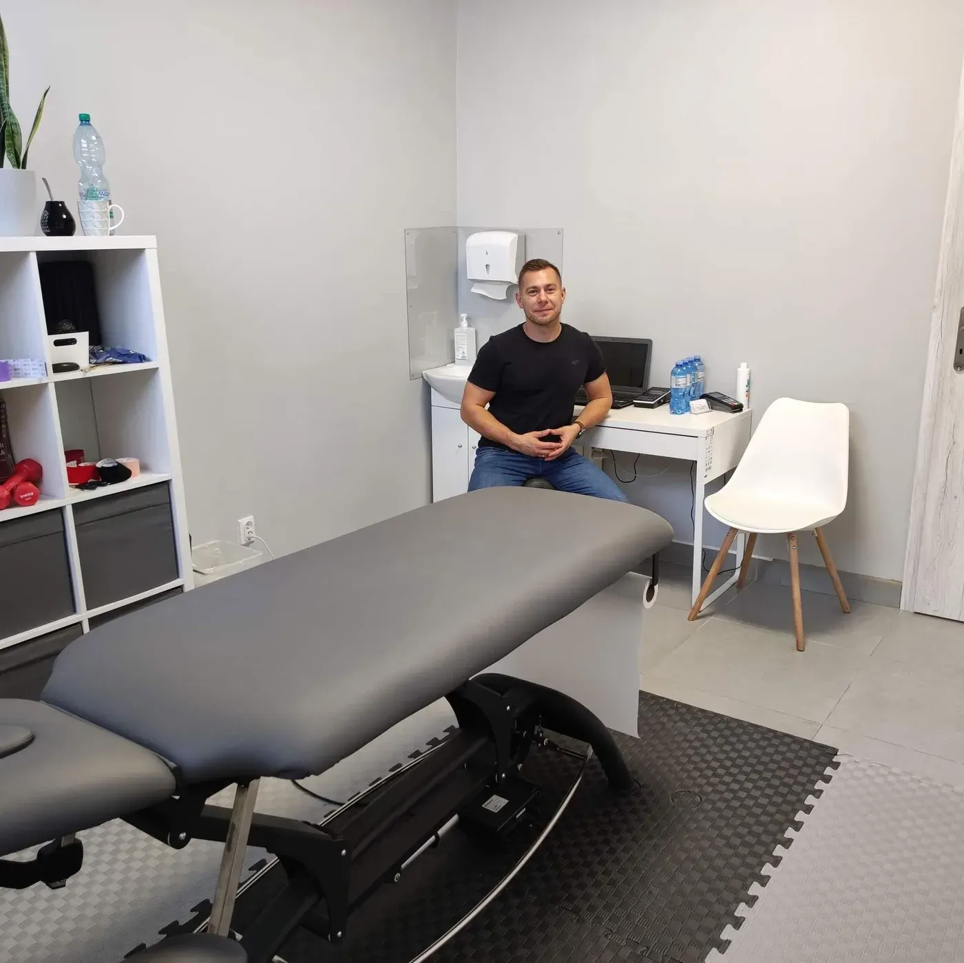 Gabinet fizjoterapii Adam Obrycki w Piszu - stół terapeutyczny