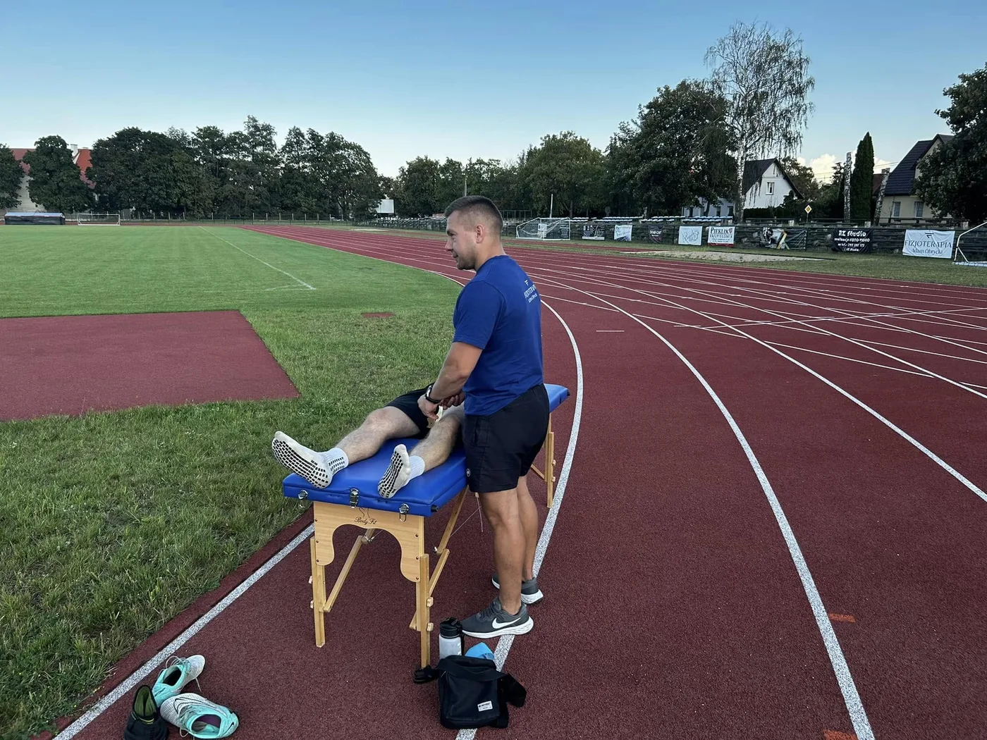 Fizjoterapia sportowa - praca przy zawodach na stadionie