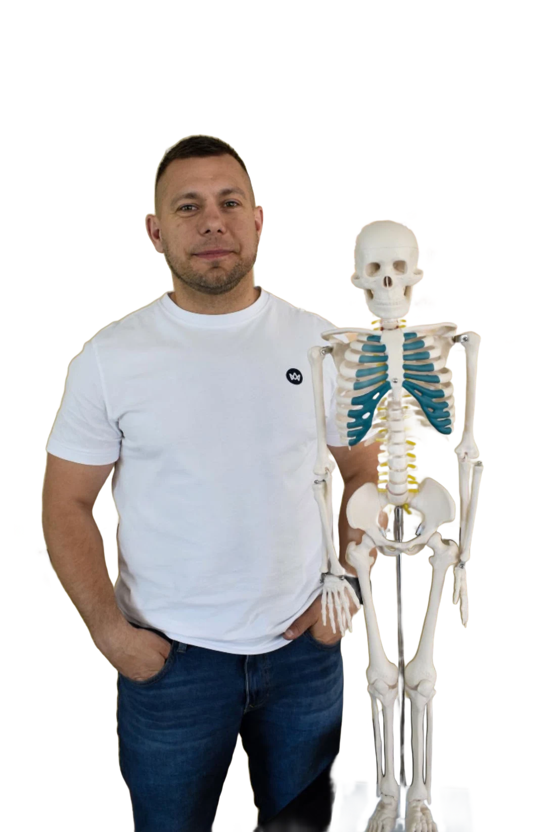 Adam Obrycki, fizjoterapeuta z Pisza, obok modelu szkieletu KOŚCiuszko